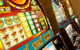 Meja Speed Baccarat live dealer di depobos88 dengan kartu terbuka dan chip taruhan